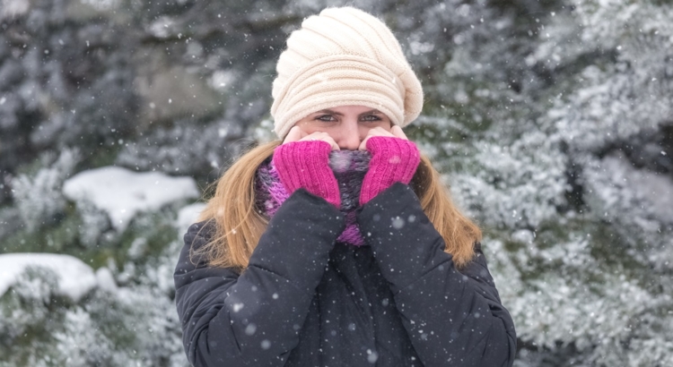 Schöne blonde Frau Winter Portrait iStock Foto zoff-photo